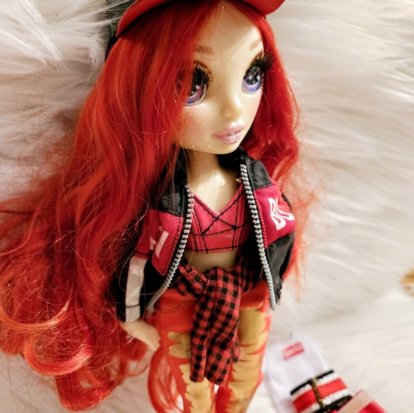 Rainbow High Doll Ruby Anderson with Outfits Series One - Picture 5 of 7